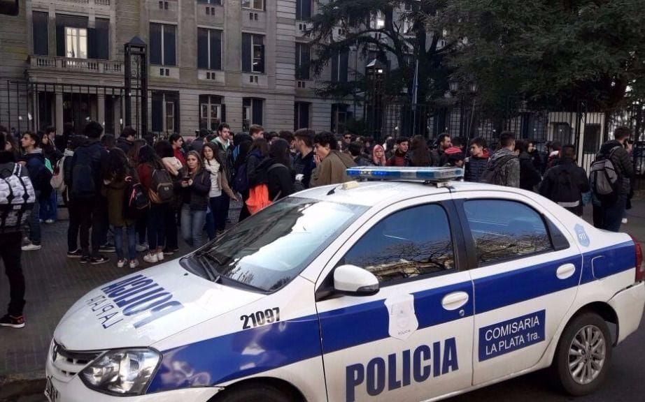 La Plata: una estudiante de 15 años se disparó en la cabeza en clase