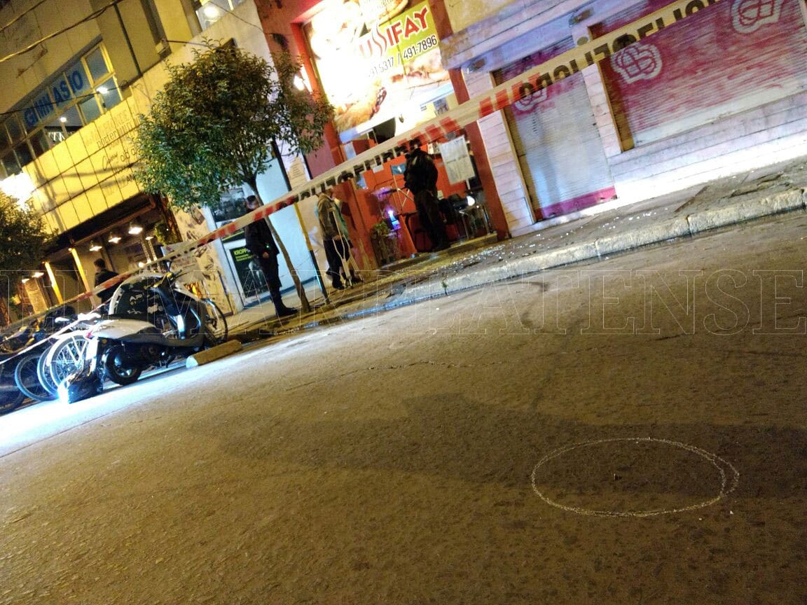 Un motociclista disparó cuatro veces a una pizzería y huyó