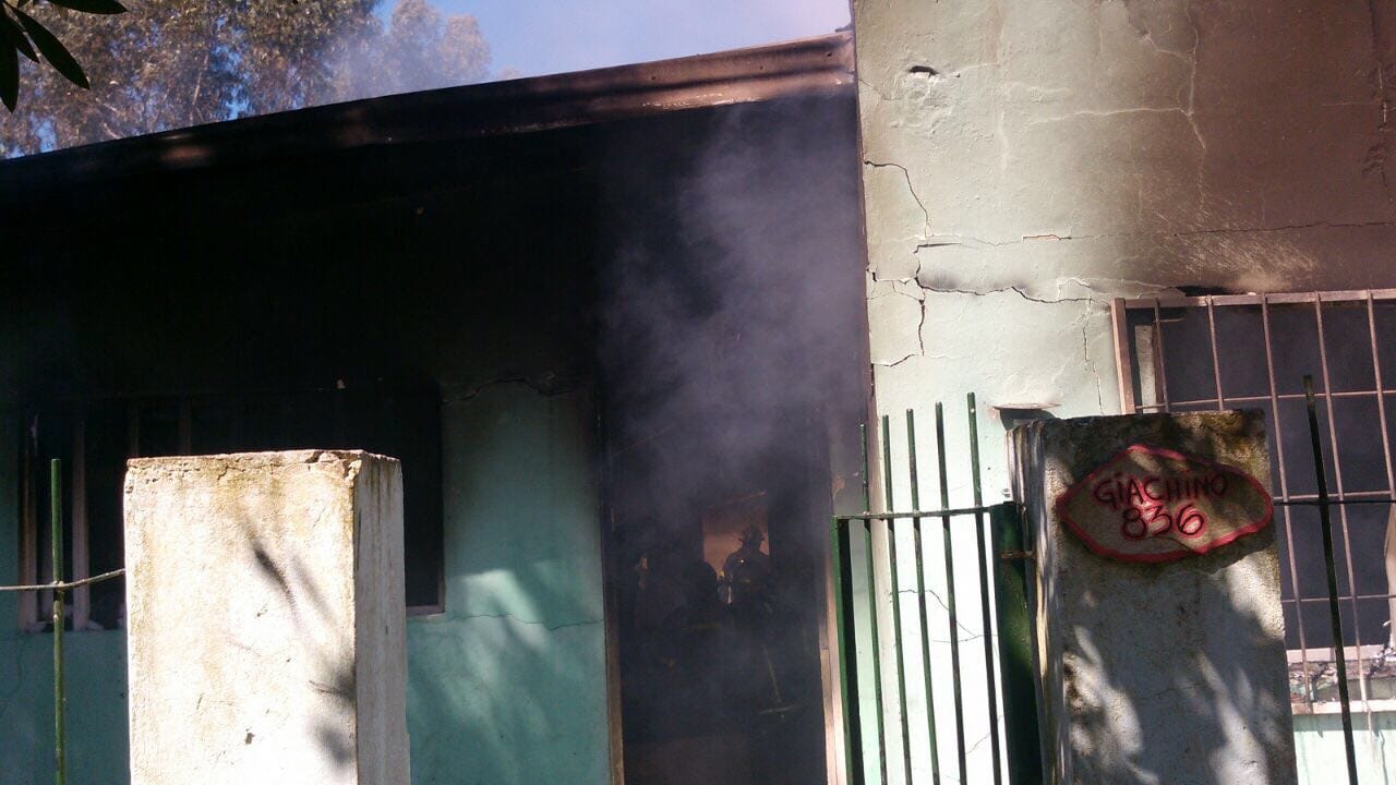 Voraz incendio en una casa del barrio 2 de Abril: perdieron todo