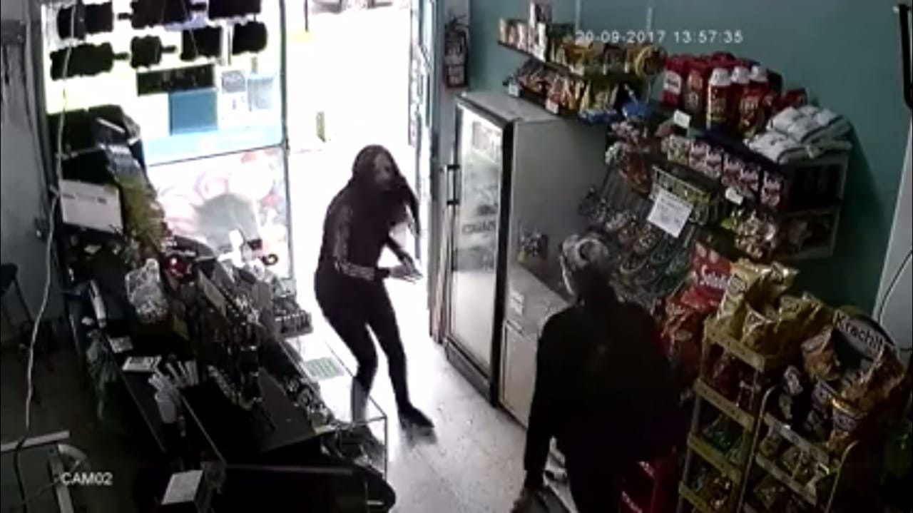 Video: quiso robar en un kiosko y la empleada lo echó a patadas