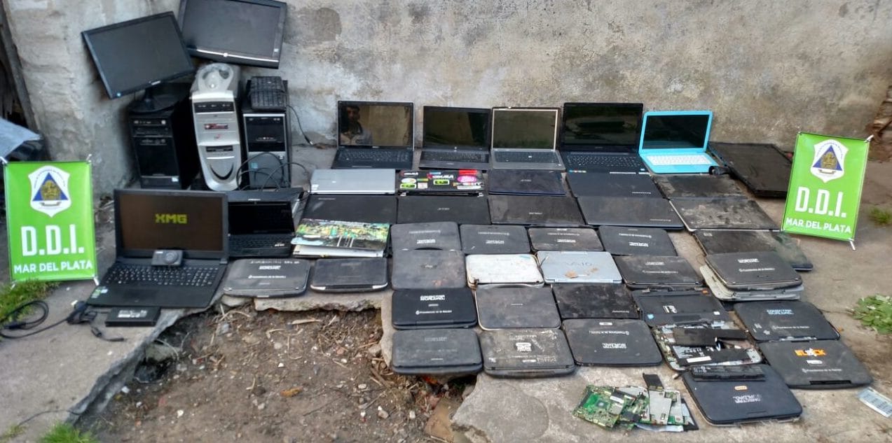 Secuestraron 50 notebooks en un operativo por entraderas