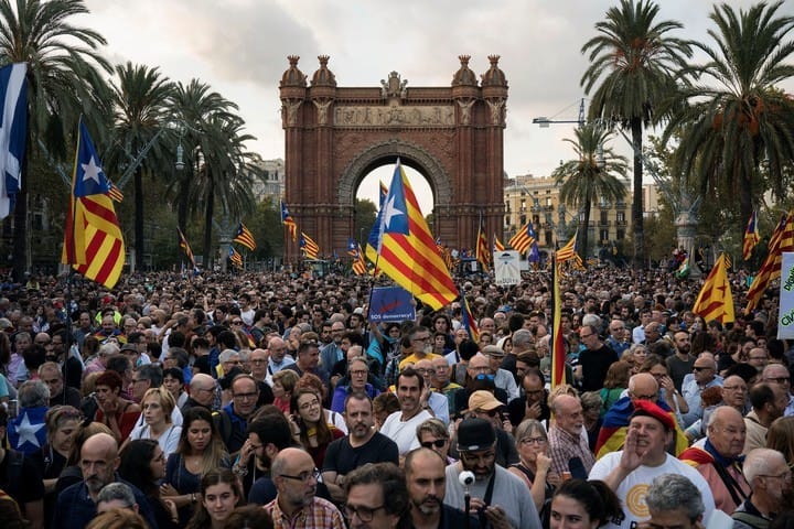 Declararon la independencia de Cataluña, pero la dejan en suspenso