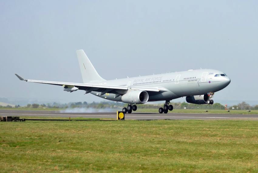 Un avión británico ya pisó suelo argentino para sumarse al operativo