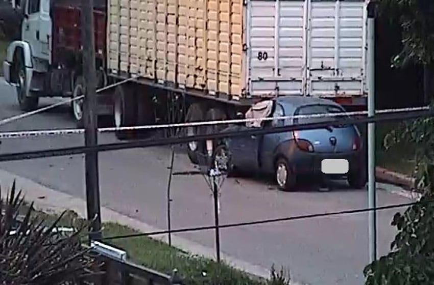 Falleció un hombre al chocar su auto con un camión