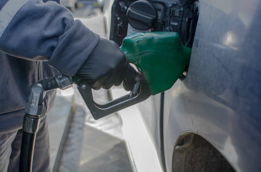 YPF volvió a bajar el precio de los combustibles