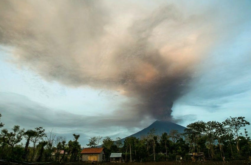 Evacuan 100 mil personas por la erupción de un volcán en Bali