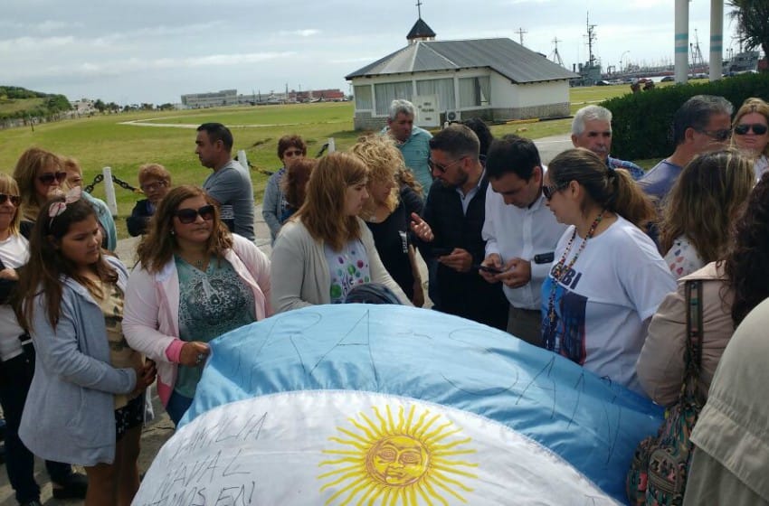 Familias de tripulantes piden la presencia de Macri en la Base Naval