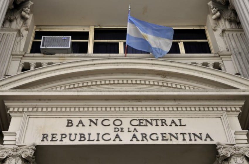 Banco Central: para contener el dólar subió la tasa monetaria al 60%