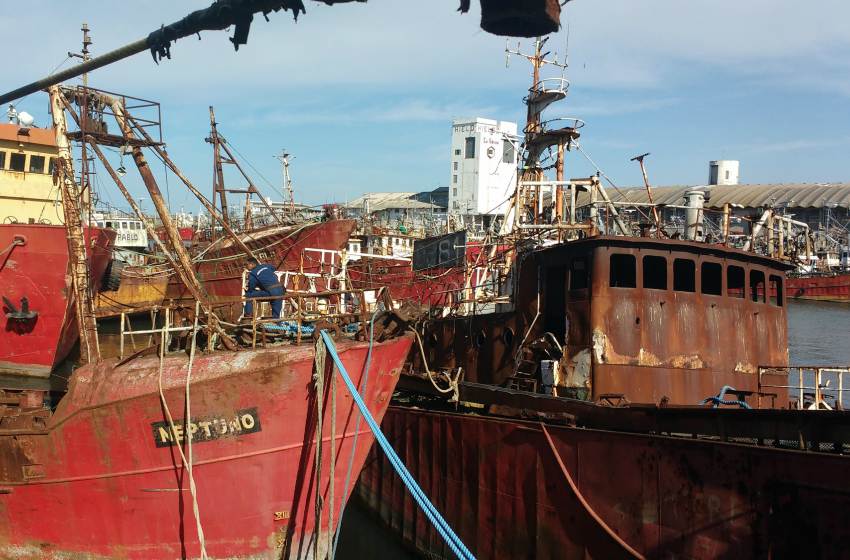 Avanza la remoción de buques abandonados en el Puerto local