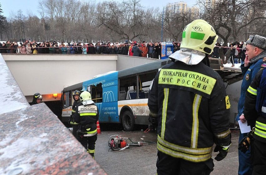 Horror en Rusia: un colectivo mató a 5 personas e hirió a otras 15