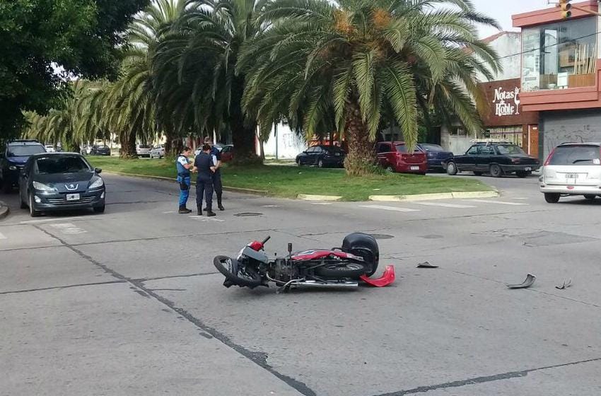 Un motociclista terminó en el hospital tras chocar con un auto