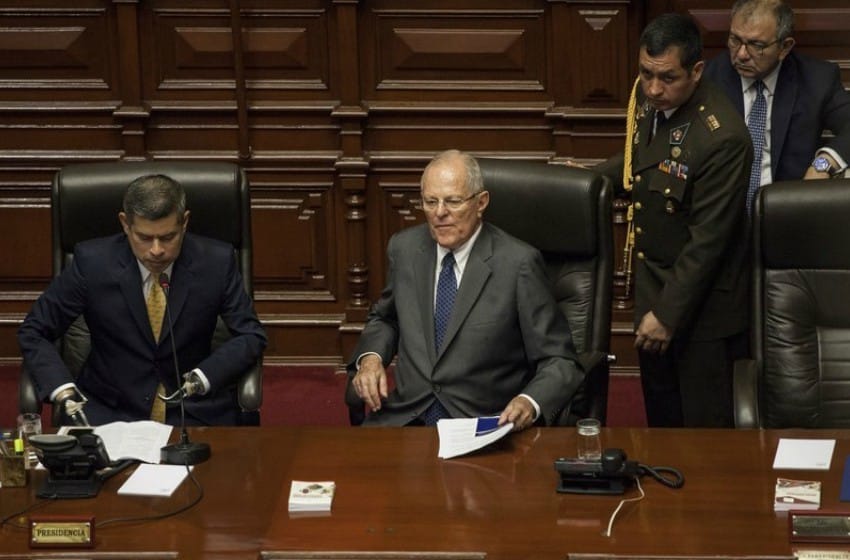 El presidente peruano evitó la destitución