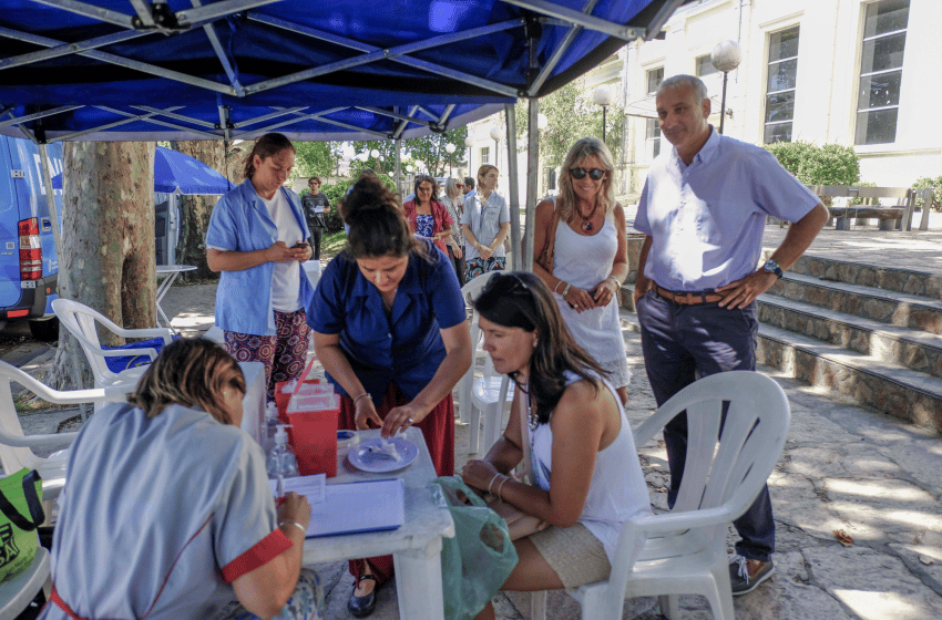 Realizaron una jornada de vacunación gratuita en Plaza del Agua