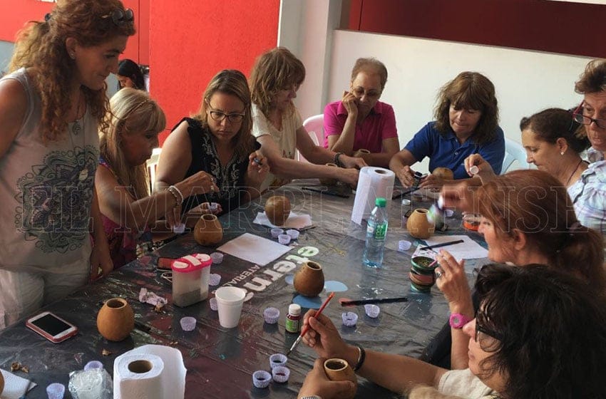 Se brindó una nueva clase gratuita de pintura en Espacio Clarín