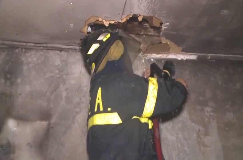 Una mujer desmayada fue rescatada de un incendio por los bomberos
