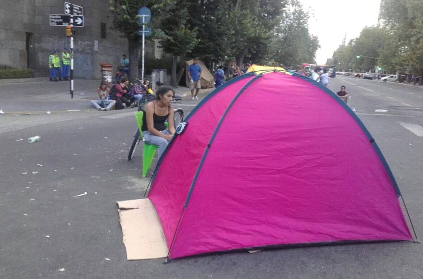 Sin respuestas, organizaciones acampan frente al Municipio