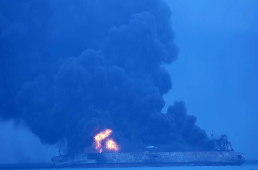 China: se incendió un barco petrolero y hay 32 personas desaparecidas