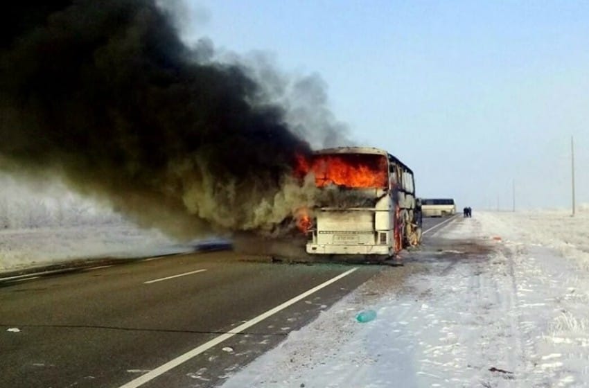 52 muertos en Kazajistán por un incendio en un micro