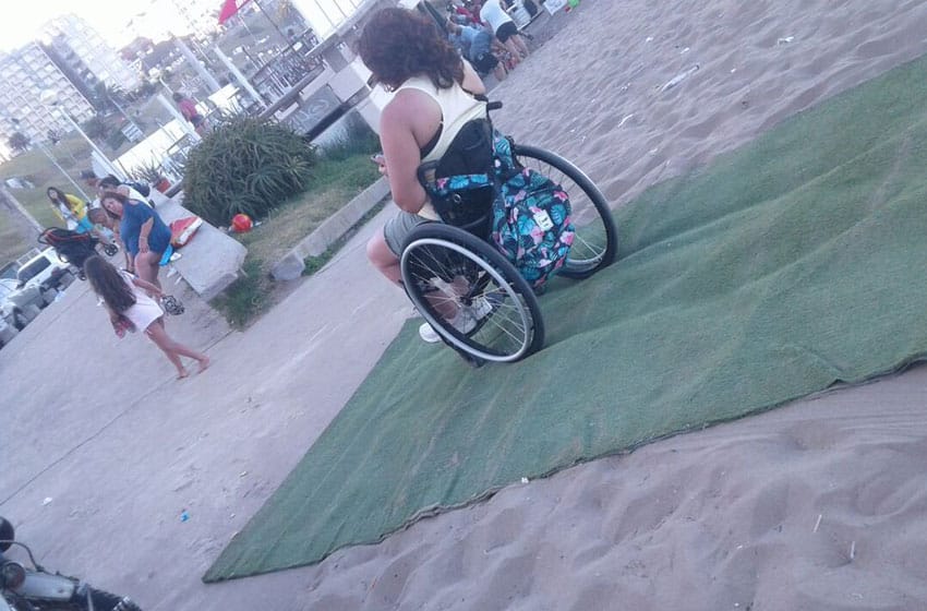 Insólito: colocan alfombra para personas con discapacidad en la playa