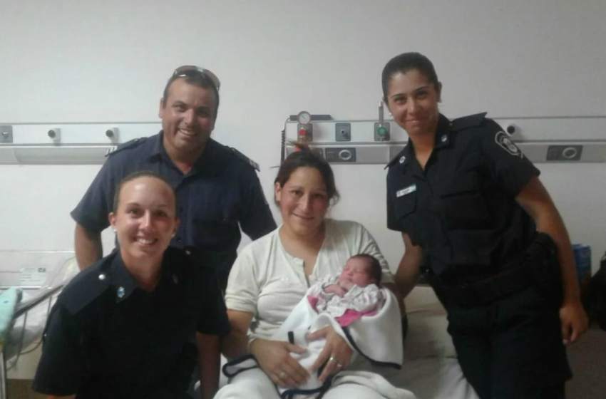 Tres policías asistieron a una mujer en el parto de su hija