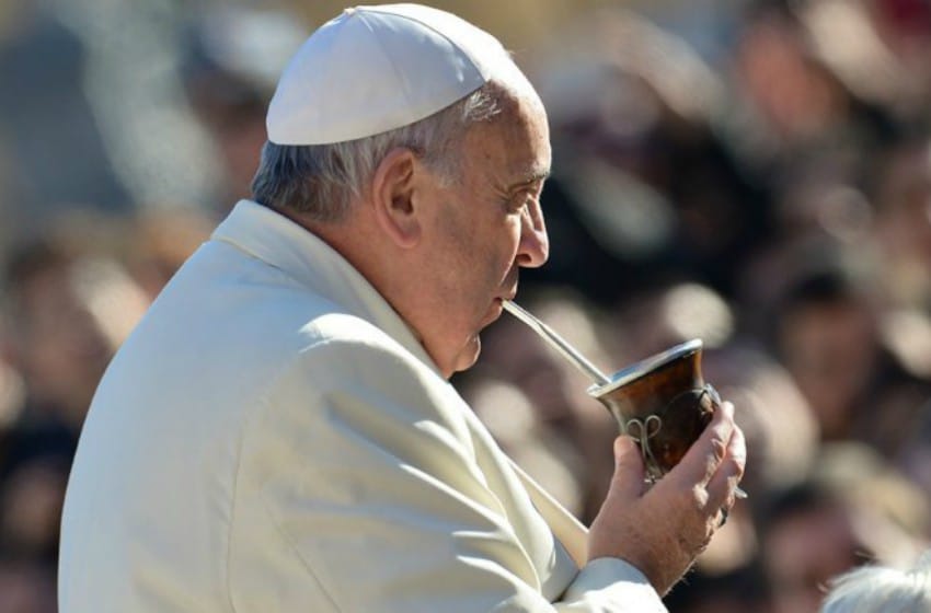 El Papa Francisco tomó mates en San Pedro con argentinos