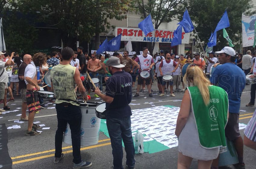 Gremios realizaron una protesta por despidos en ANSES