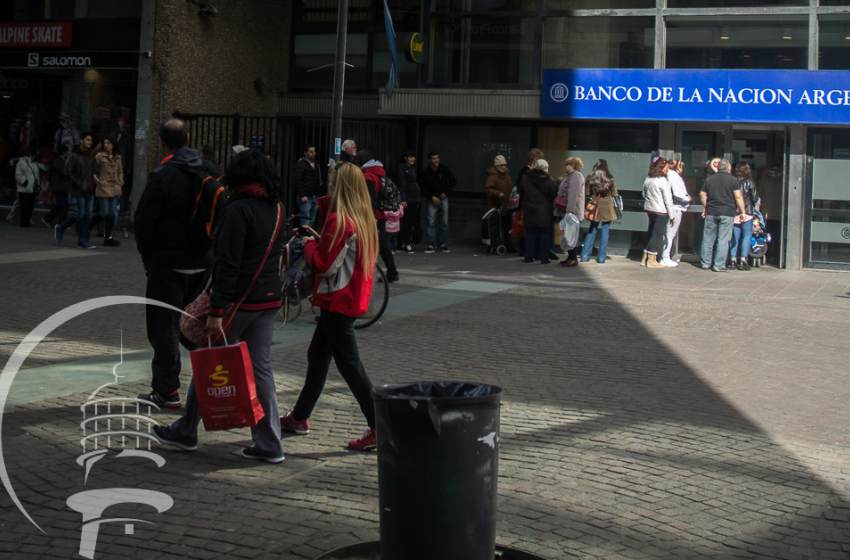 Bancarios aseguran que desde el lunes faltará dinero en cajeros