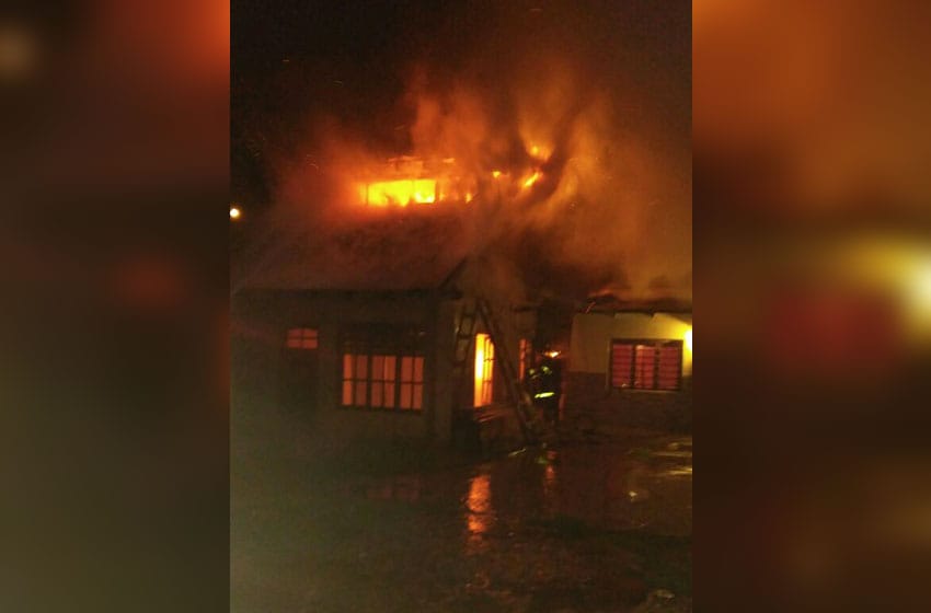Bomberos sofocaron un voraz incendio en una vivienda