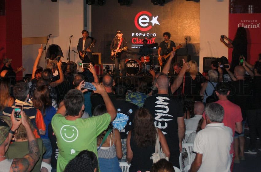 Juanse rockeó junto a una multitud en Espacio Clarín