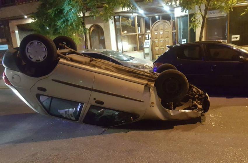 Un joven volcó con su vehículo tras chocar tres autos estacionados