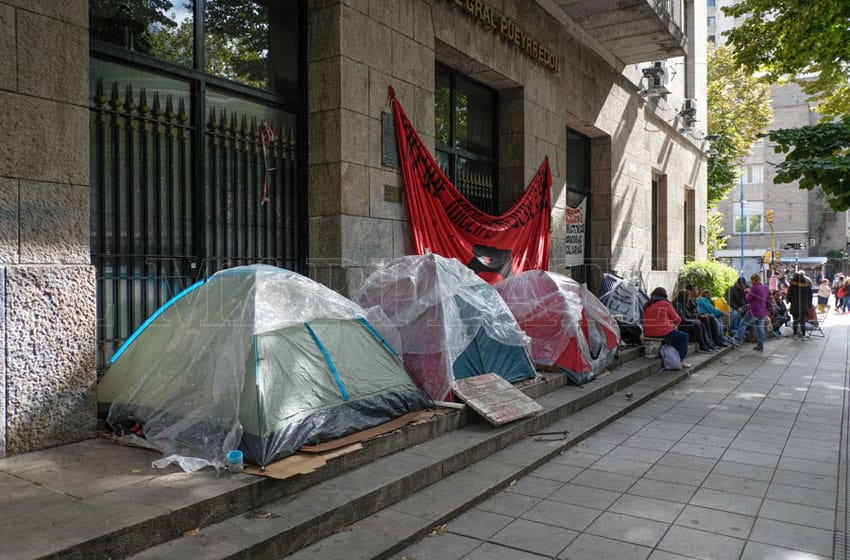 Organizaciones sociales acampan frente a la municipalidad: mañana cortarán Luro