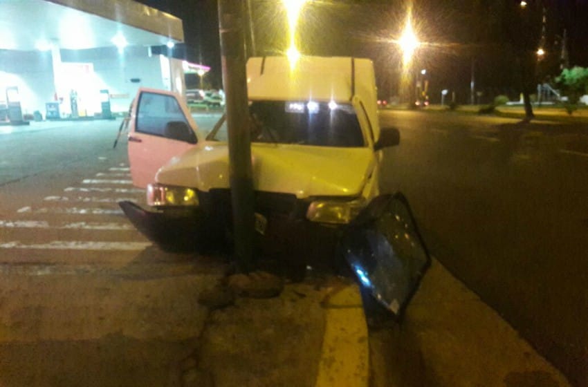 Un conductor borracho chocó contra un poste de luz