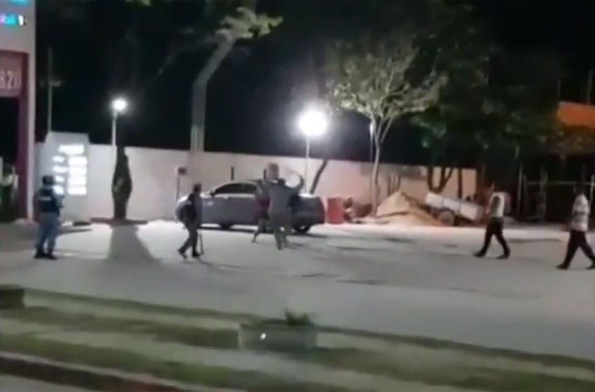Filmaron a un concejal en Formosa golpeando con un palo a una mujer
