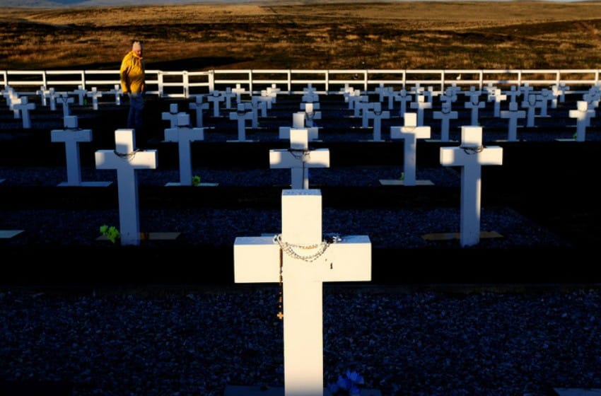 Histórico: Los familiares de caídos en Malvinas visitan el cementerio