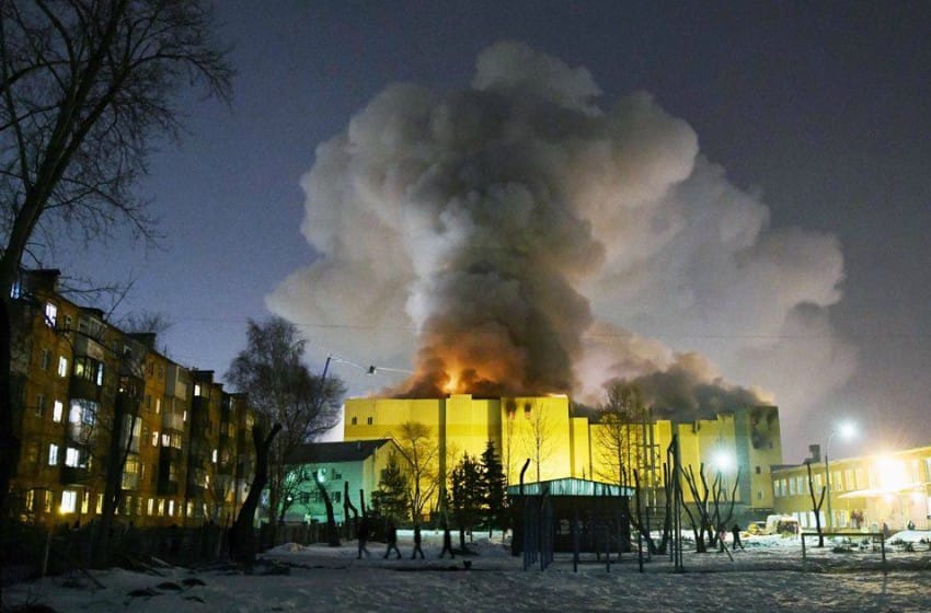 Más de 60 muertos por un incendio en un shopping de Siberia
