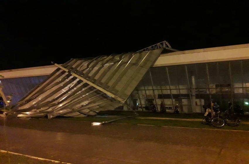 Por el temporal, se voló el techo de la terminal de Miramar