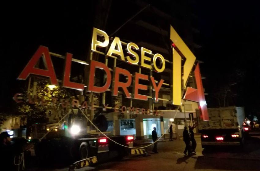 Arroyo sacó otro cartel de "Paseo Aldrey" de la Estación Terminal Sur
