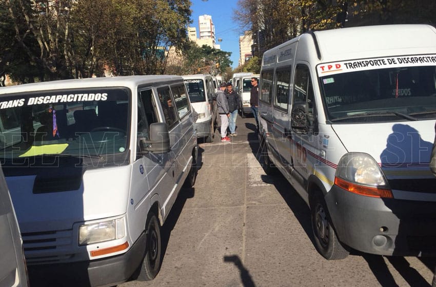 Transportistas realizaron una caravana por deudas de obras sociales