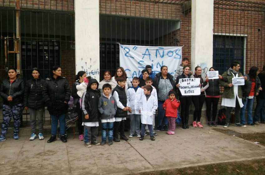Padres exigieron mejoras edilicias en una escuela del barrio Belgrano