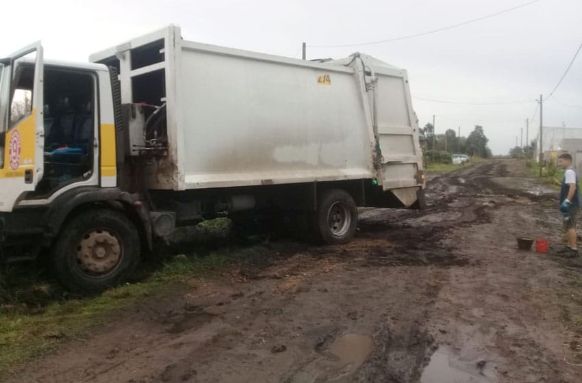 Cuatro camiones de residuos atascados por el estado de las calles
