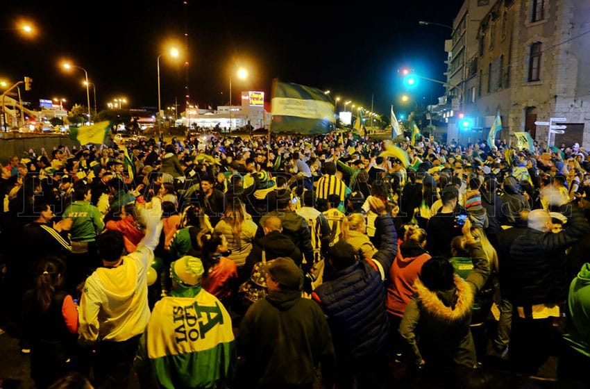 Miles de hinchas de Aldosivi festejaron en el centro y en el Puerto