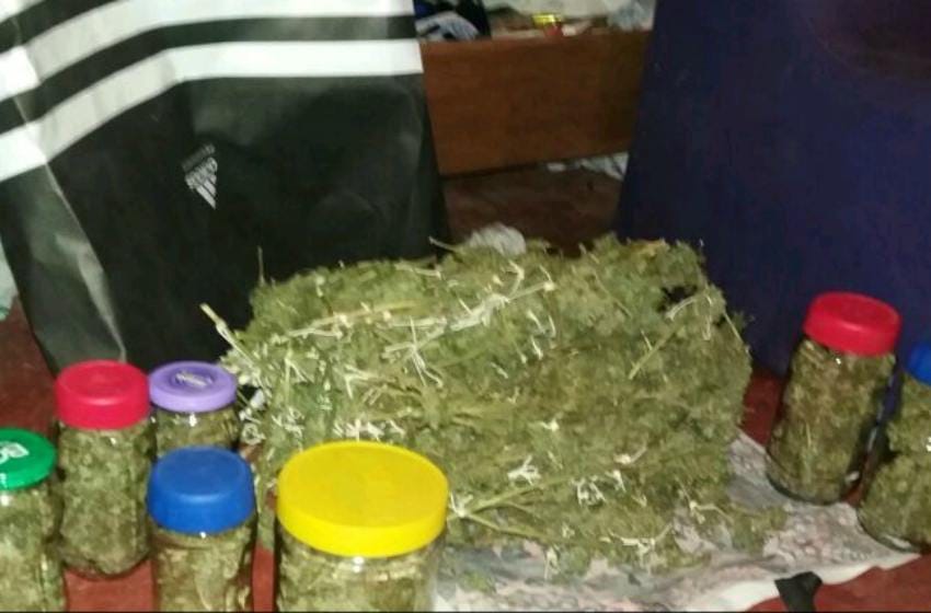 Un joven y una adolescente fueron detenidos con marihuana en su casa