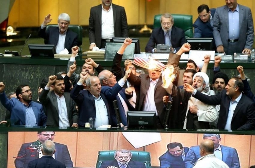 Legisladores iraníes quemaron una bandera de papel de Estados Unidos