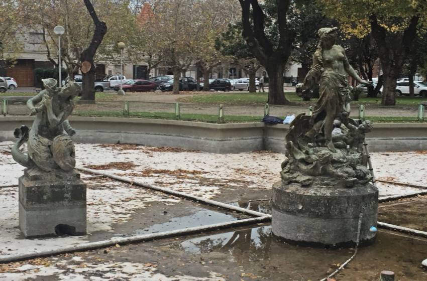 Comenzó la restauración de las esculturas de la fuente de Plaza Rocha