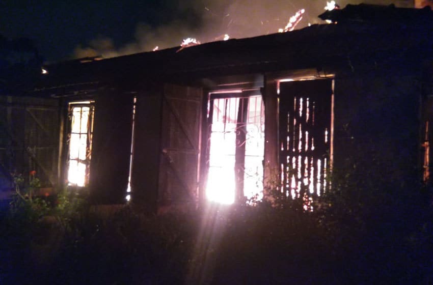 Un voraz incendio consumió una vivienda en Santa Celina