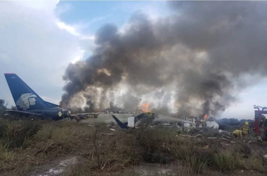 Un avión con 101 pasajeros cayó en México a minutos de su despegue