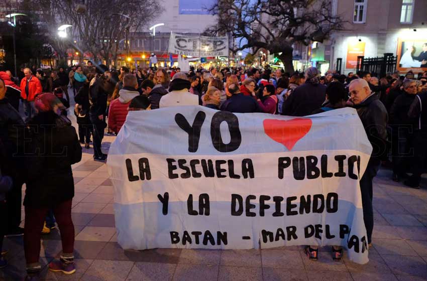 Docentes realizaron una "marcha del silencio" en Mar del Plata