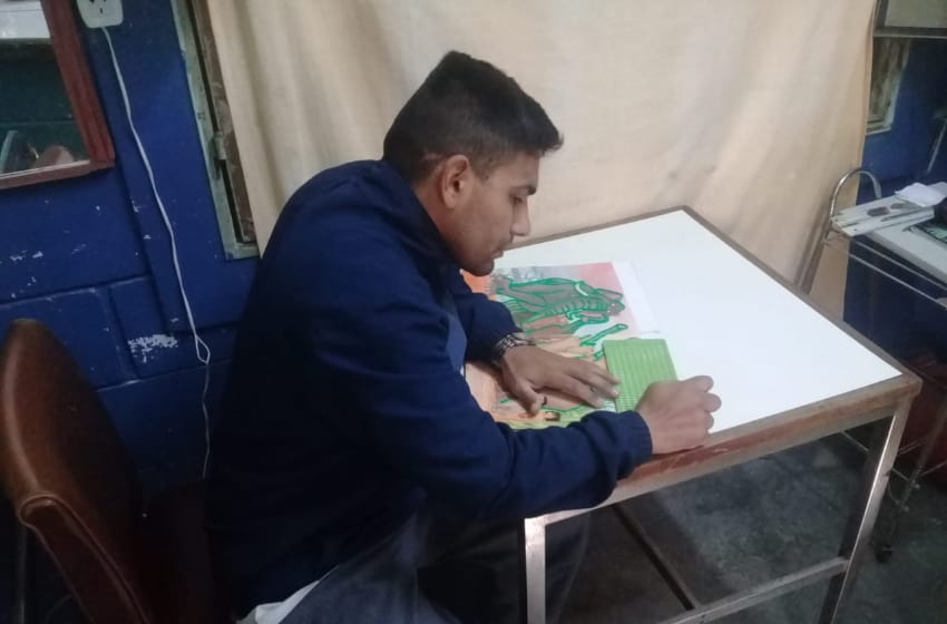 Internos de la cárcel de Batán elaboran el primer menú en braile