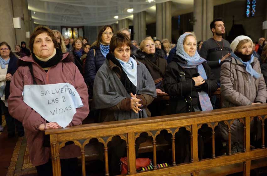 Los "provida" participaron una misa en una catedral custodiada