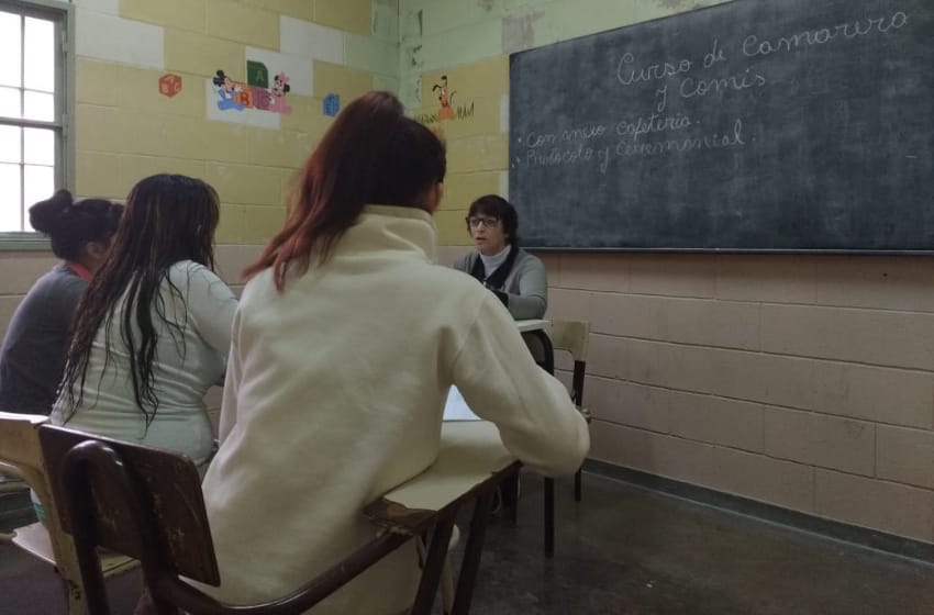 Una interna de Batán brinda un curso de camarera a sus compañeras